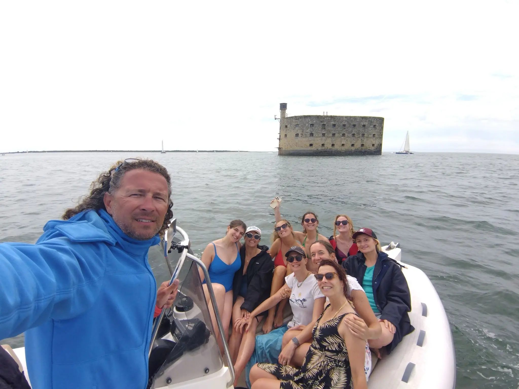 groupe de personnes visitant le fort boyard