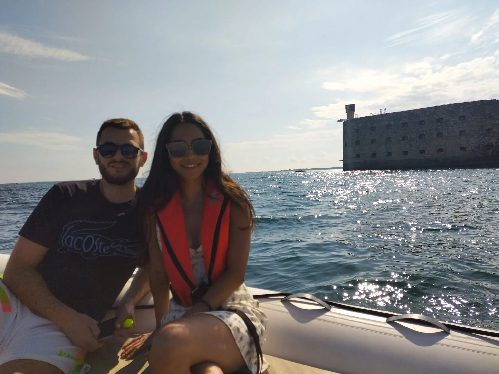 couple de personnes visitant le fort boyard