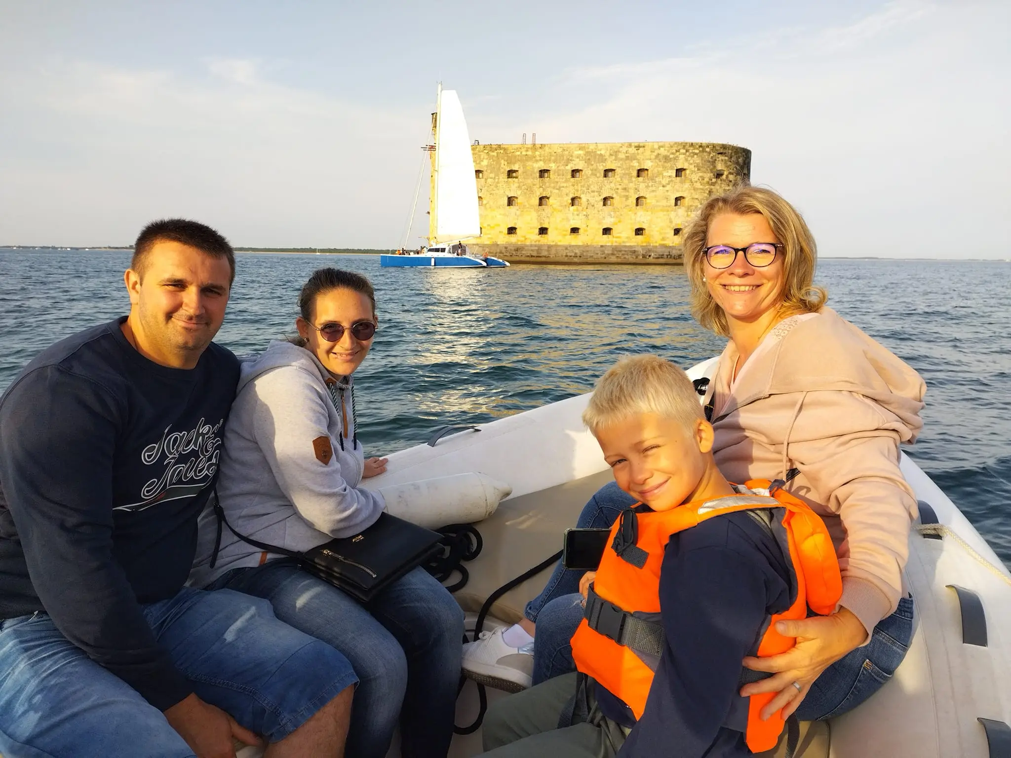 famille visitant le fort boyard