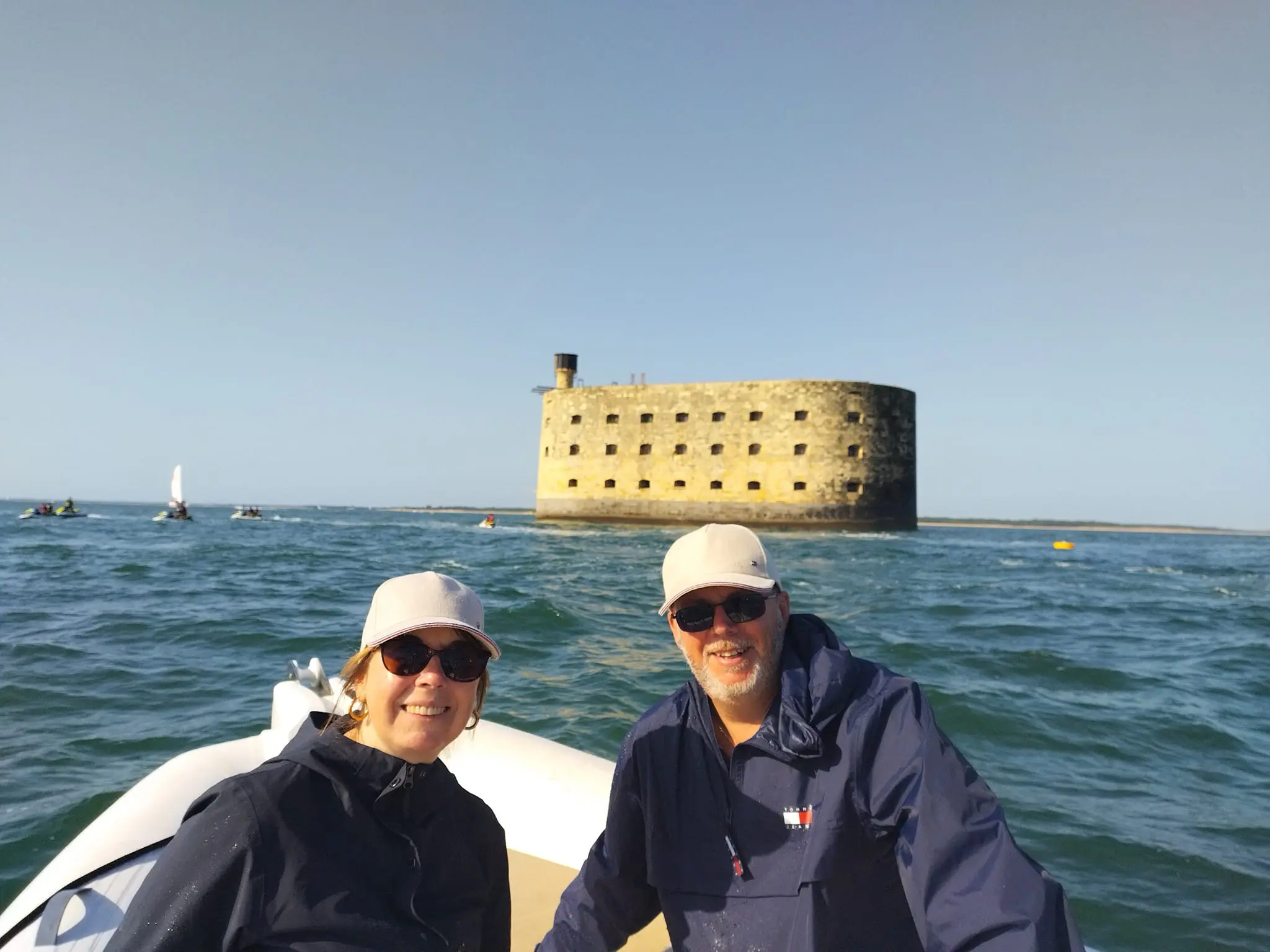 couple de personnes visitant le fort boyard