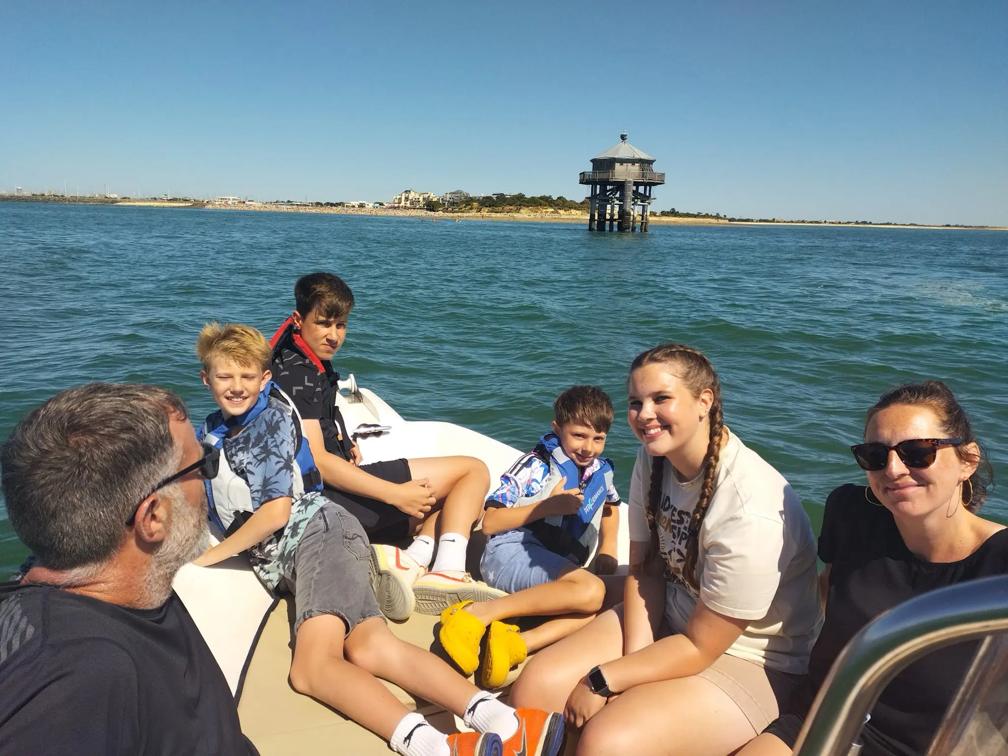 famille visitant le phare du bout du monde