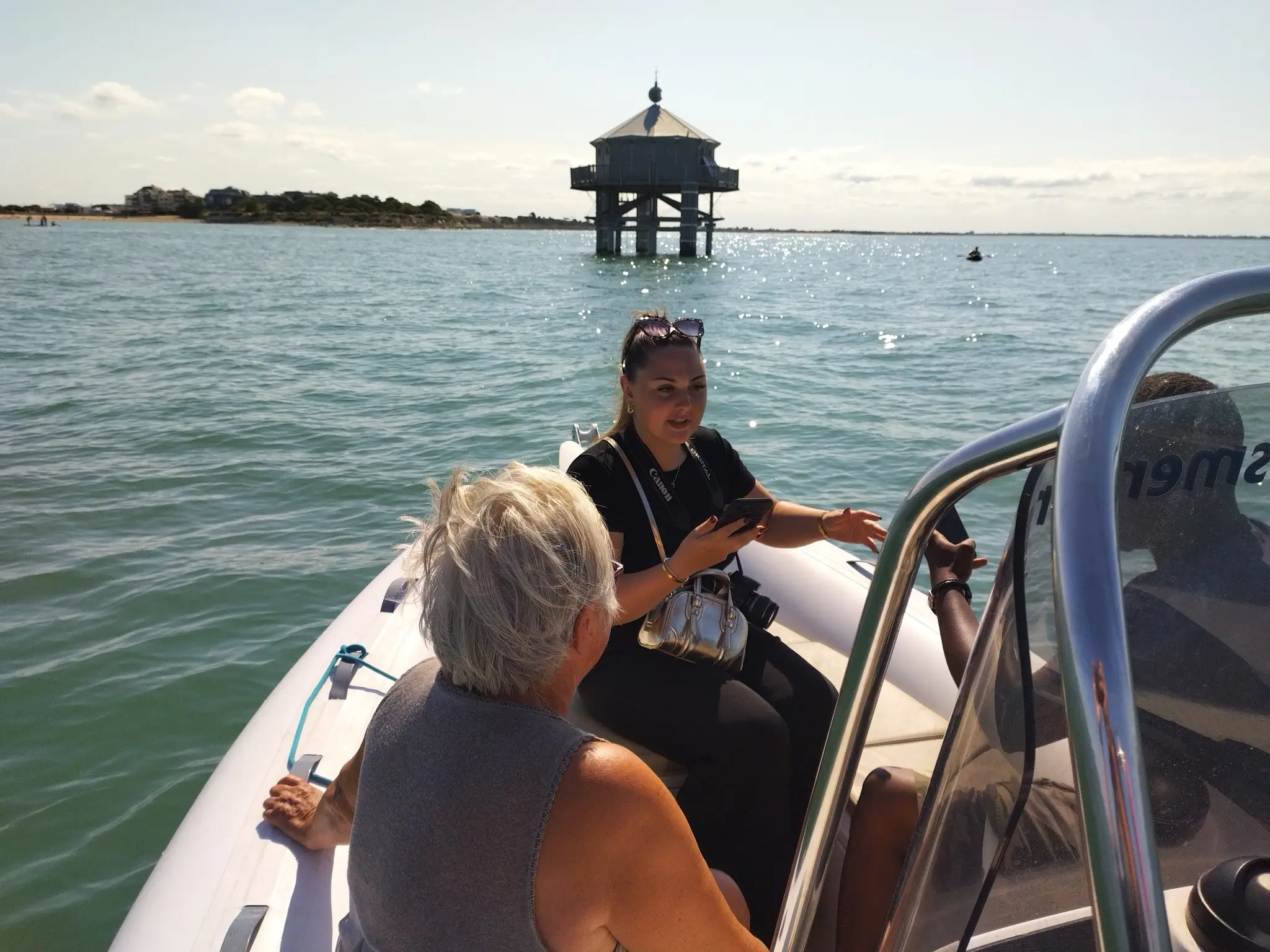 groupe de personnes visitant le phare du bout du monde