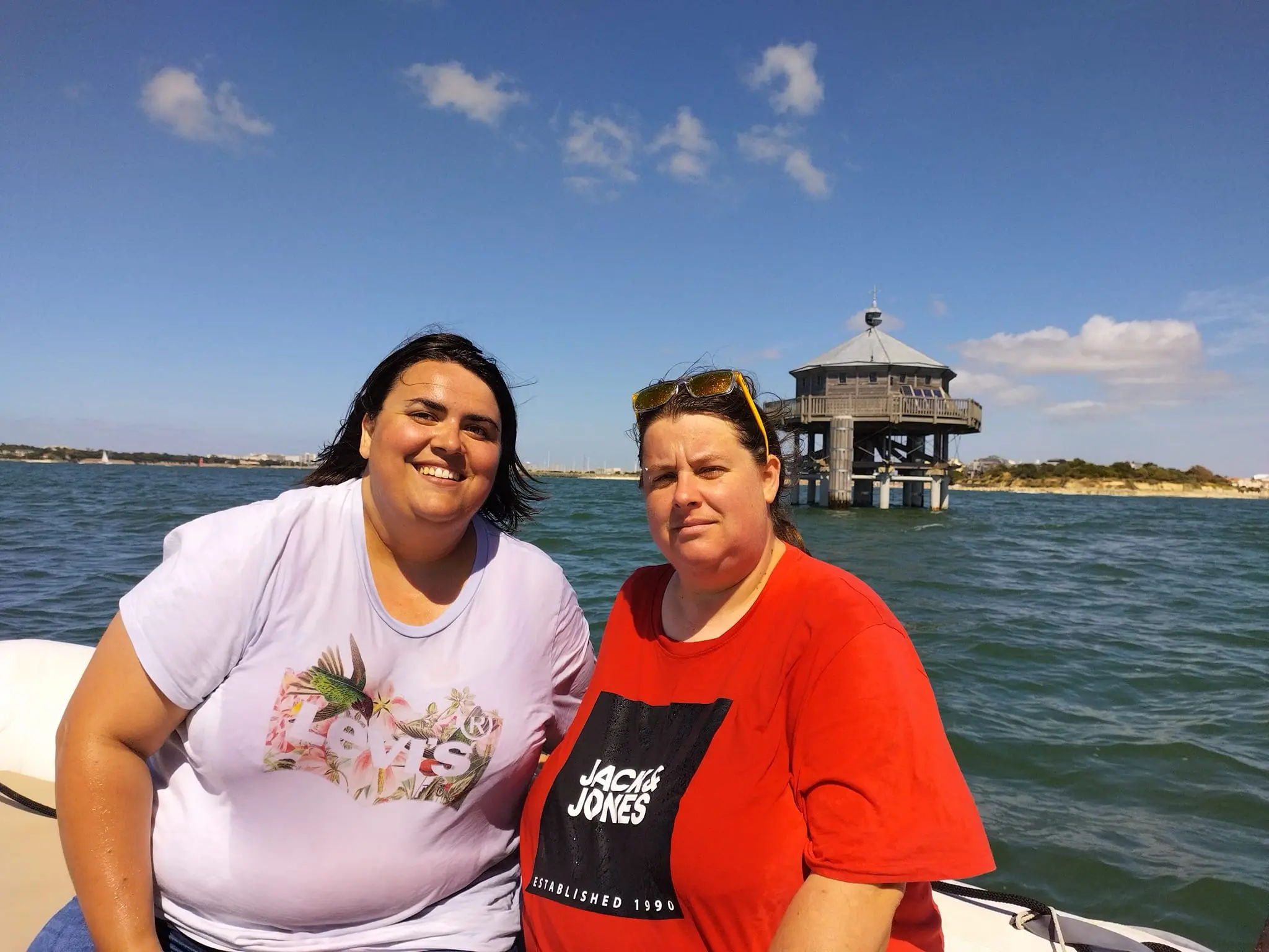 couple de personnes visitant le phare du bout du monde