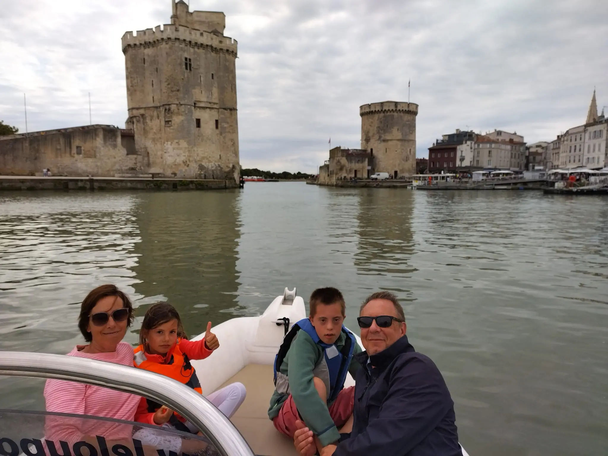 famille visitant les tours saint nicolas et de la chaîne