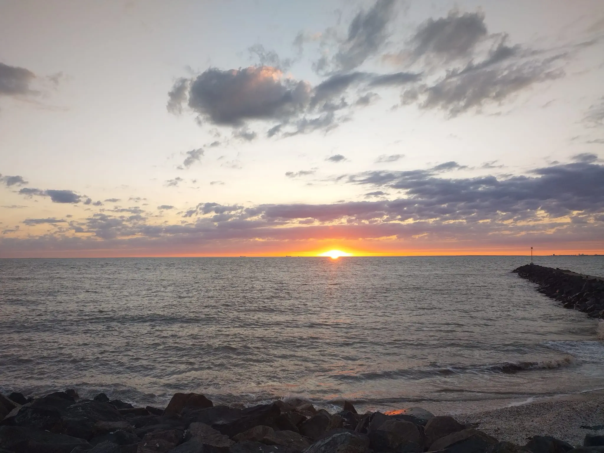 lever de soleil vue de la mer près du port de Châtelaillon-Plage