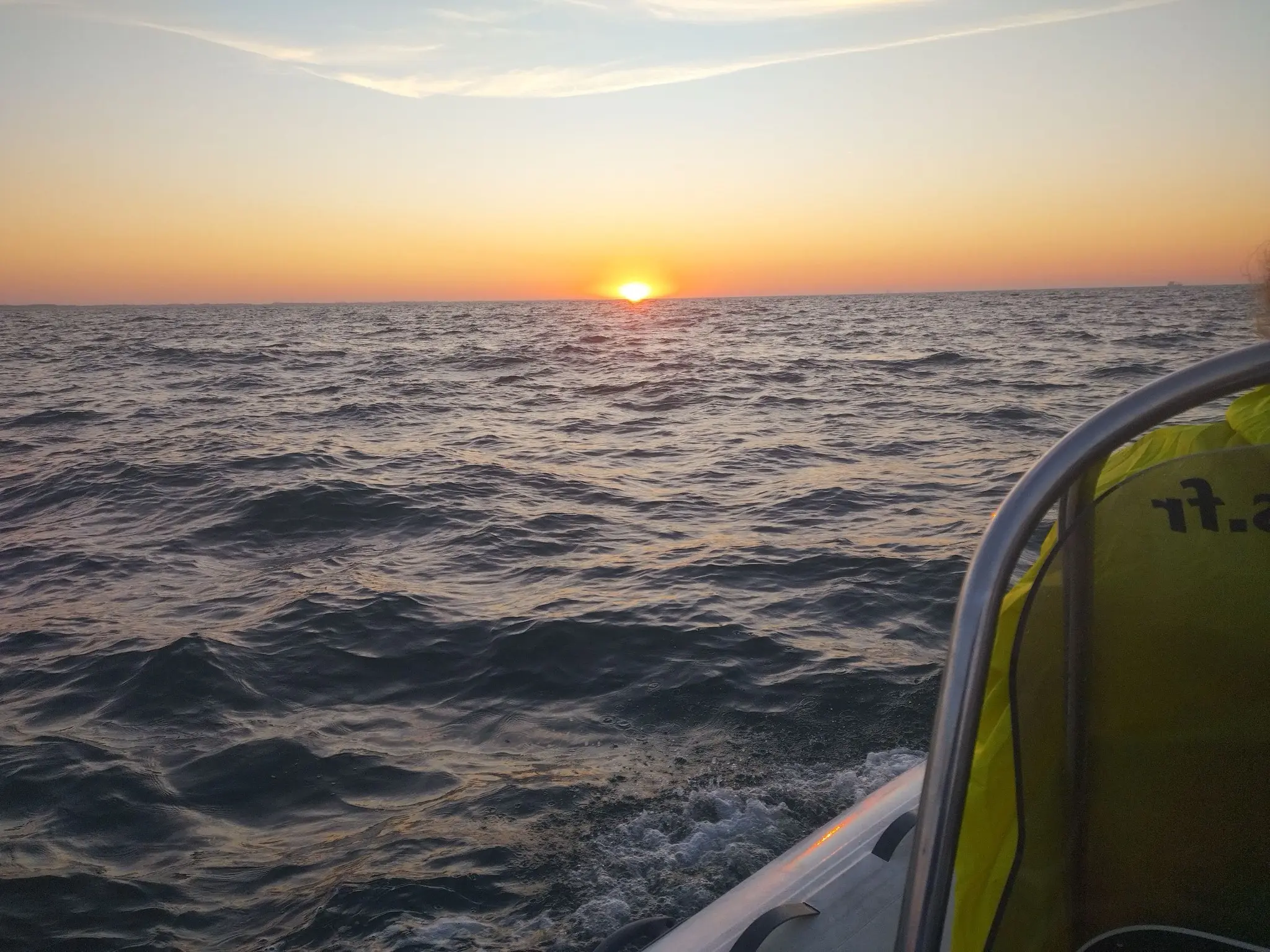 lever de soleil vue de la mer en bateau