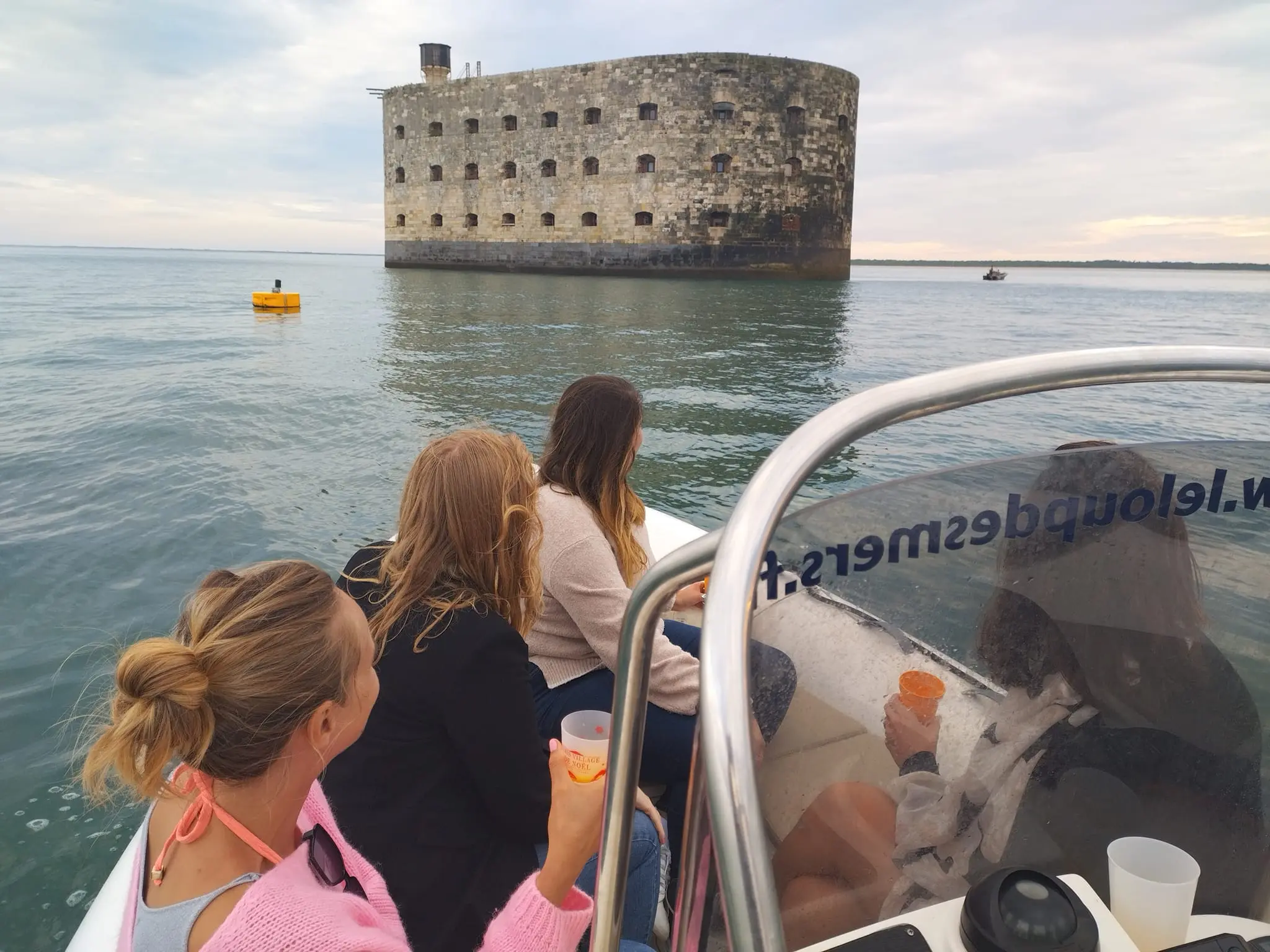 groupe de personnes visitant le fort boyard en prenant l'apéro