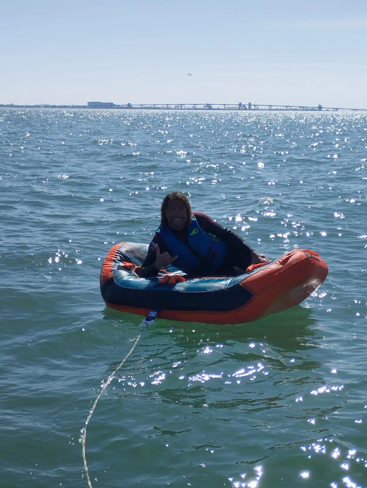 personne utilisant une bouée en mer