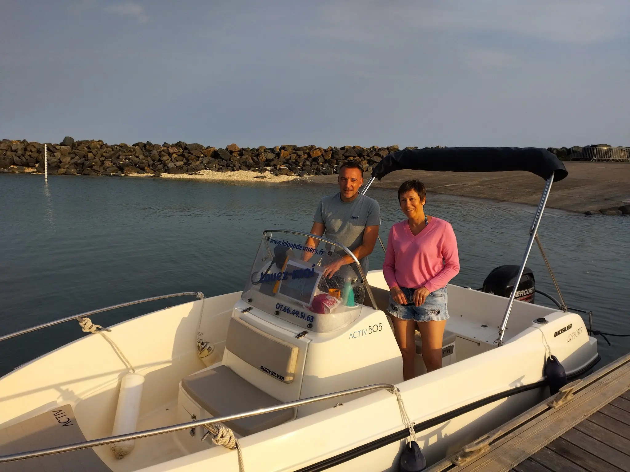 couple de personnes sur le bateau quicksilver à louer