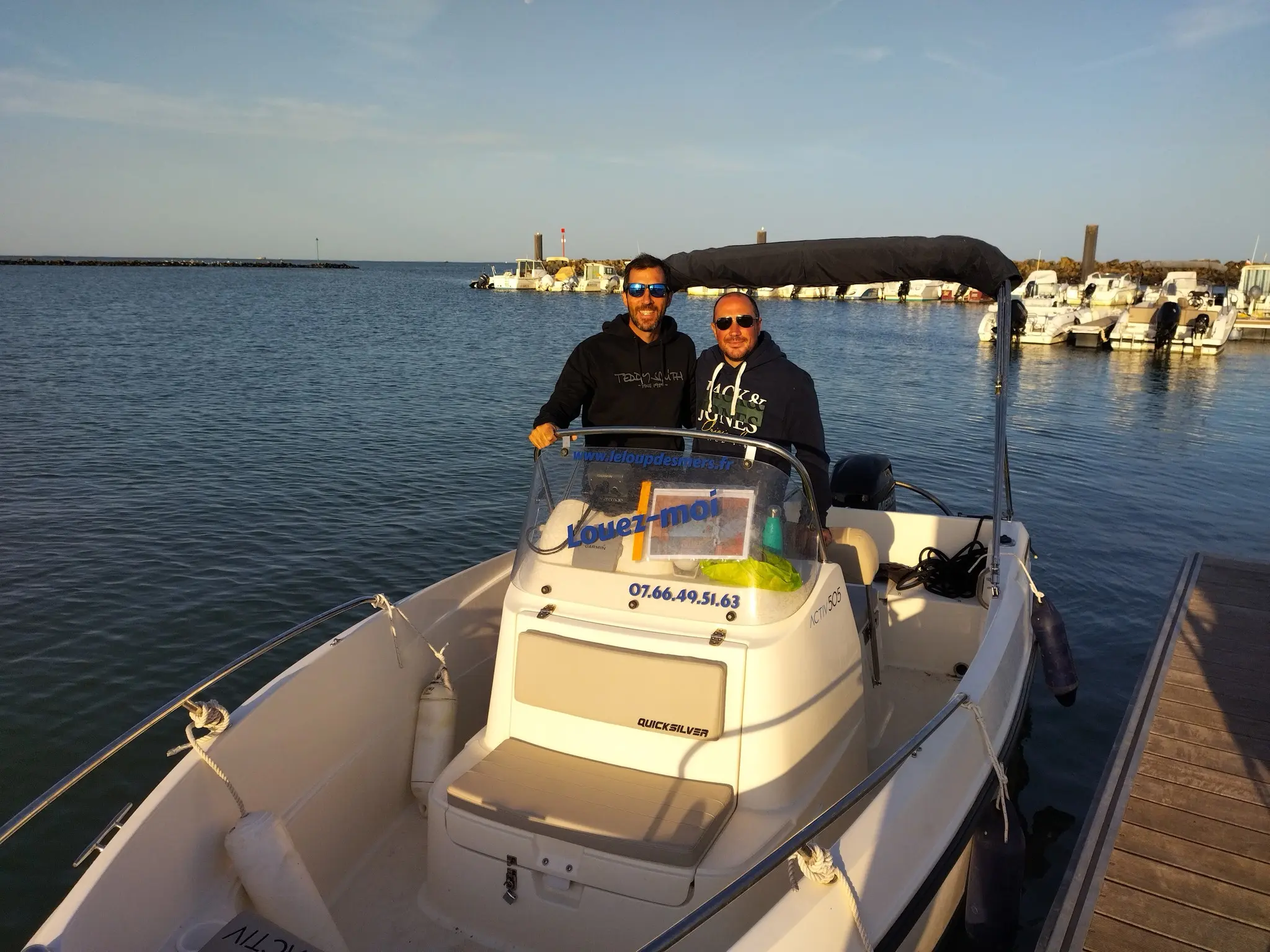 couple de personnes sur le bateau quicksilver à louer