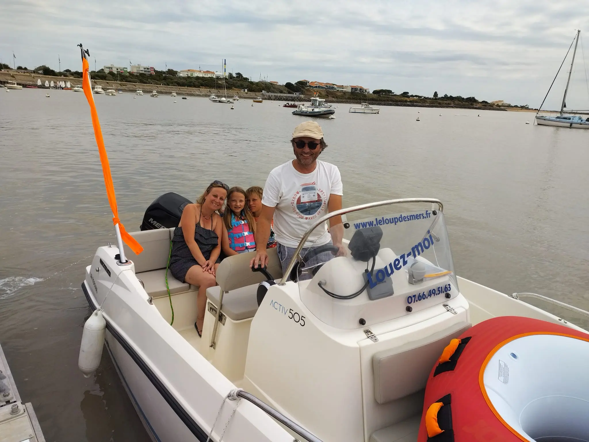 famille sur le bateau quicksilver à louer