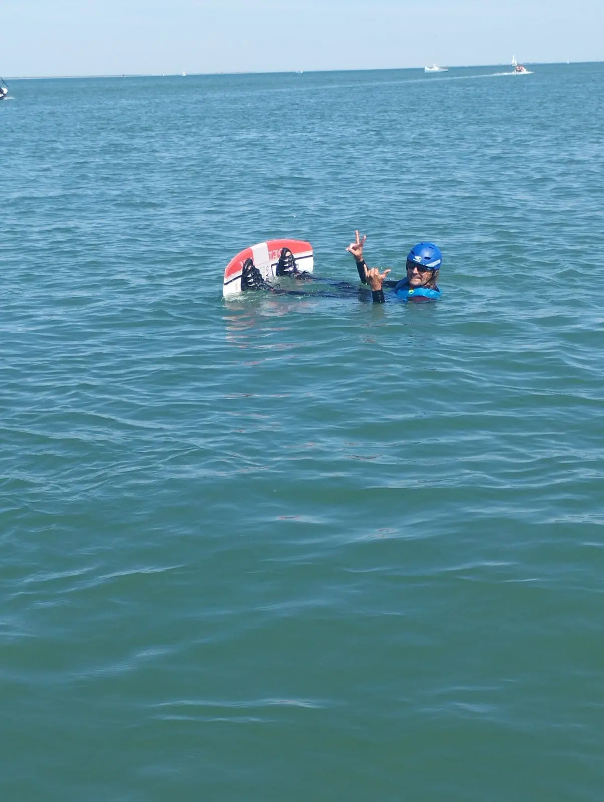 personne utilisant un wakeboard en mer