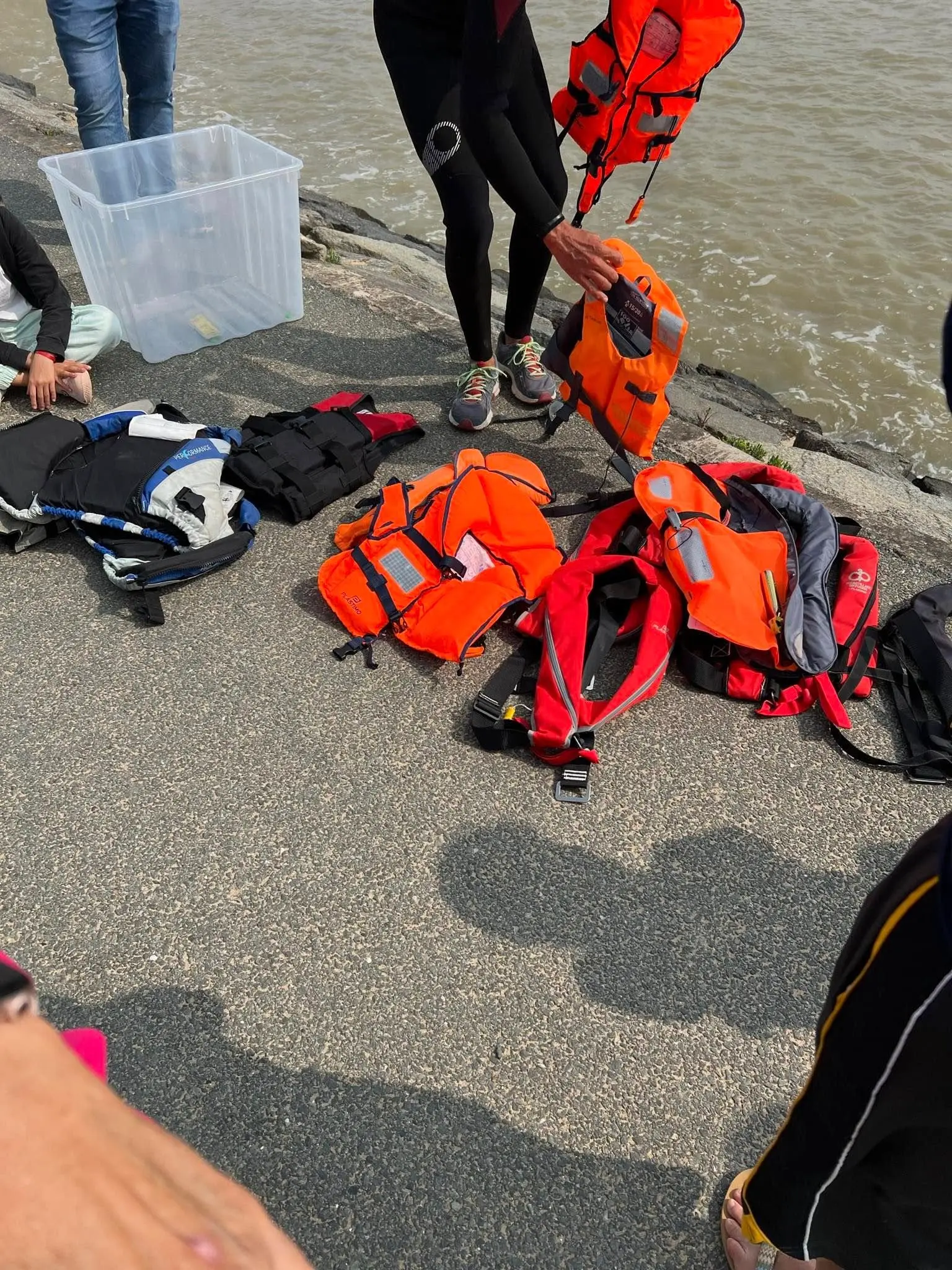 cours de sécurité en mer - gilets de sauvetage