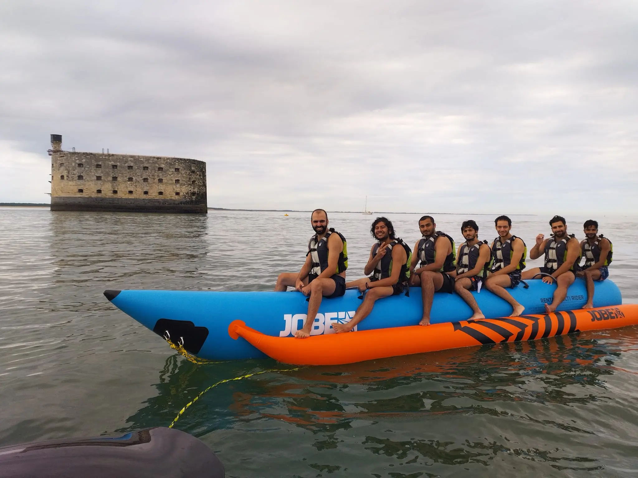 groupe de personnes sur une bouée tractée près du fort boyard