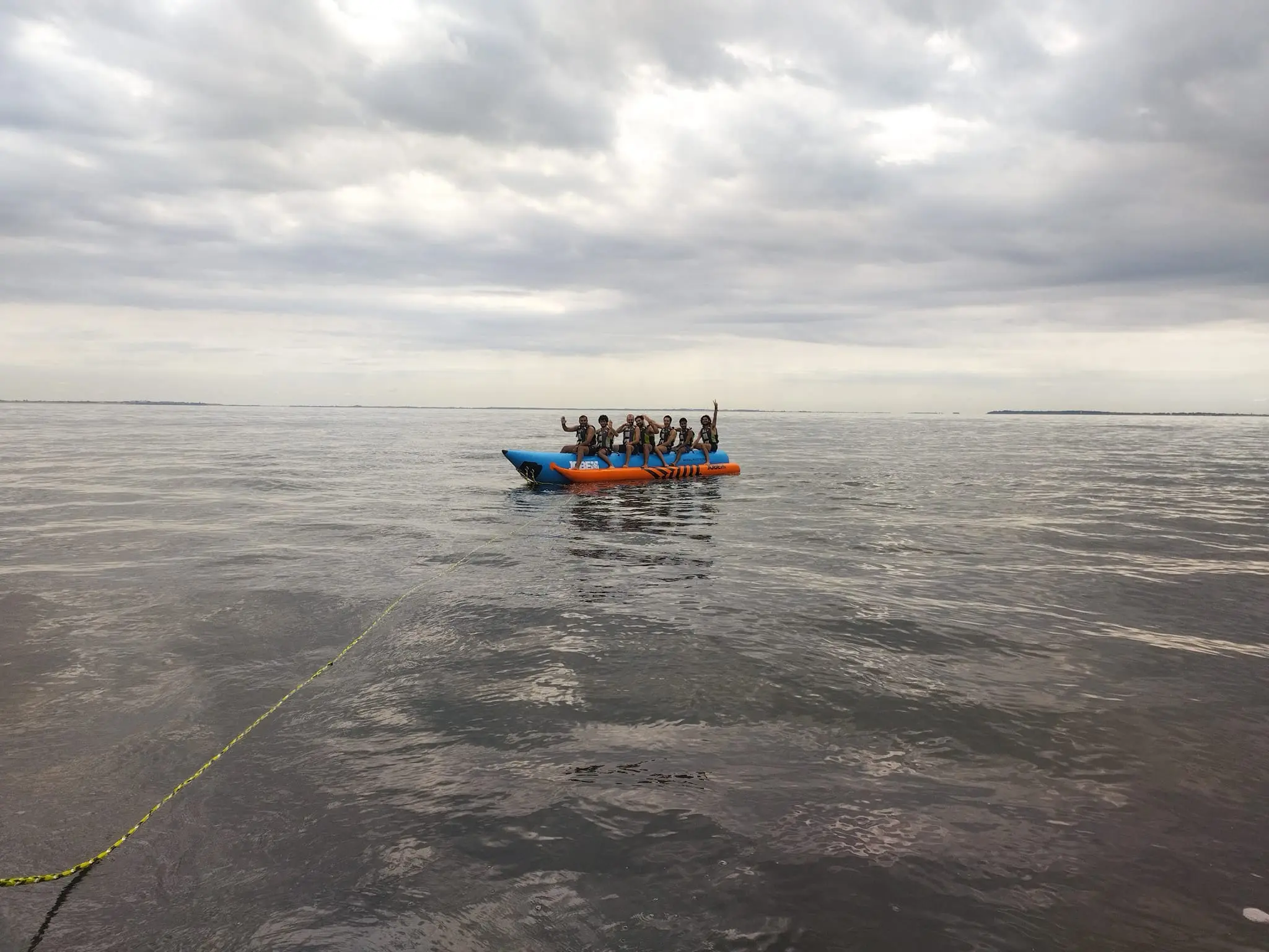 groupe de personnes sur une bouée tractée