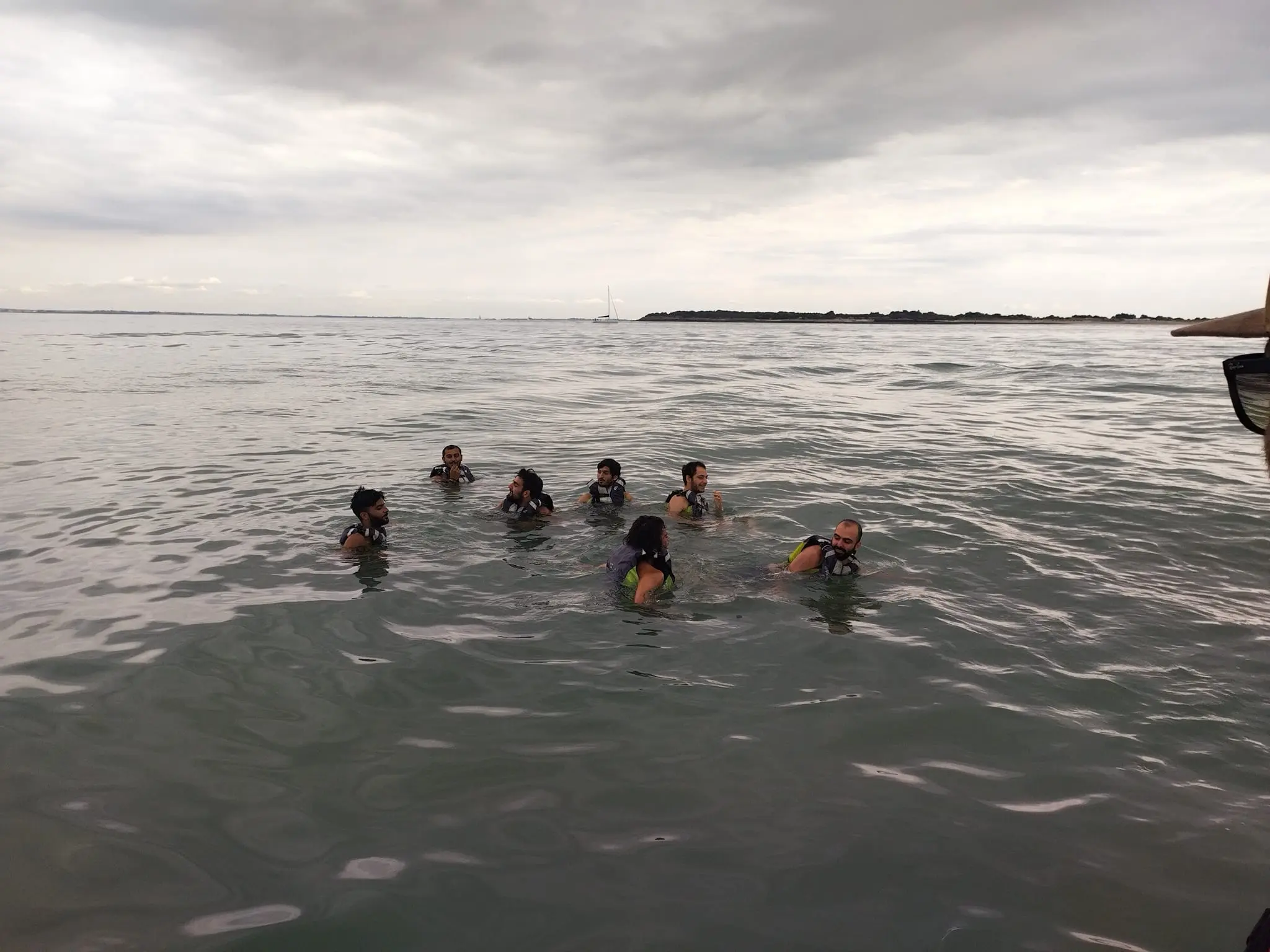 groupe de personnes en train de se baigner